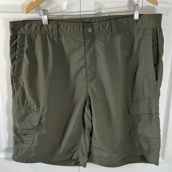 The North face nylon cargo style shorts - Picture 2 of 15